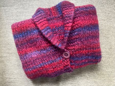 Herzige Strickjacke, Kinde Grösse, Lila-Pink gestreift