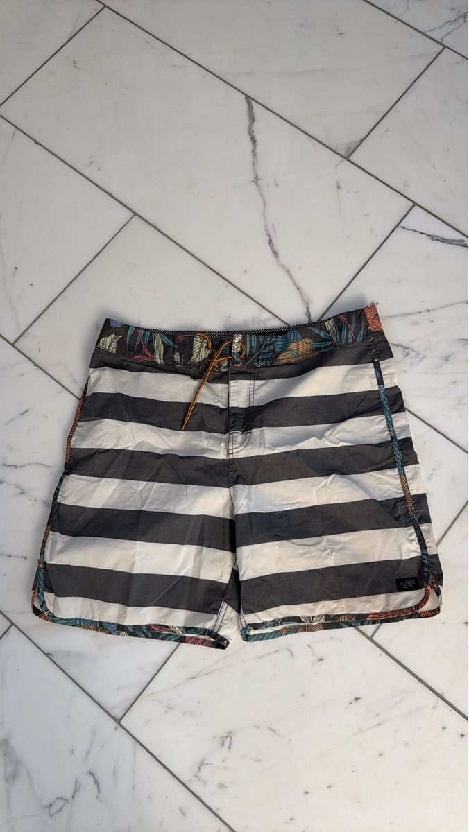 Costumi da bagno: Globe Badeshorts gestreift Gr. 34 – Usato da Sonnental venduto da sop_9scm