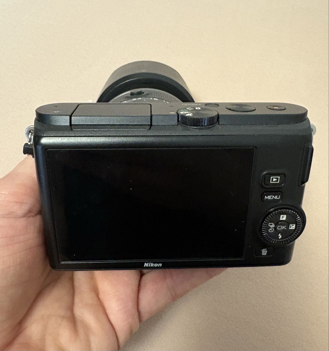 Nikon Kamera: Nikon 1 J3 Systemkamera mit 10-30mm Objektiv – Gebraucht aus kaiseraugst von natig 4