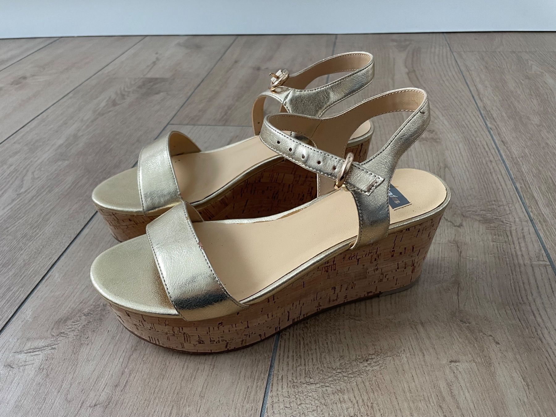 Damenschuhe: Keilsandaletten gold von Bata Gr. 37 – Gebraucht aus Waltenschwil von hansnine