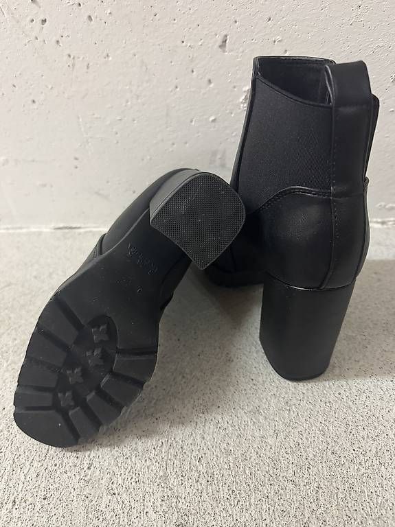 Scarpe da donna: Stiefeletten, Gr. 36 schwarz – Usato da Uster venduto da cynale 2