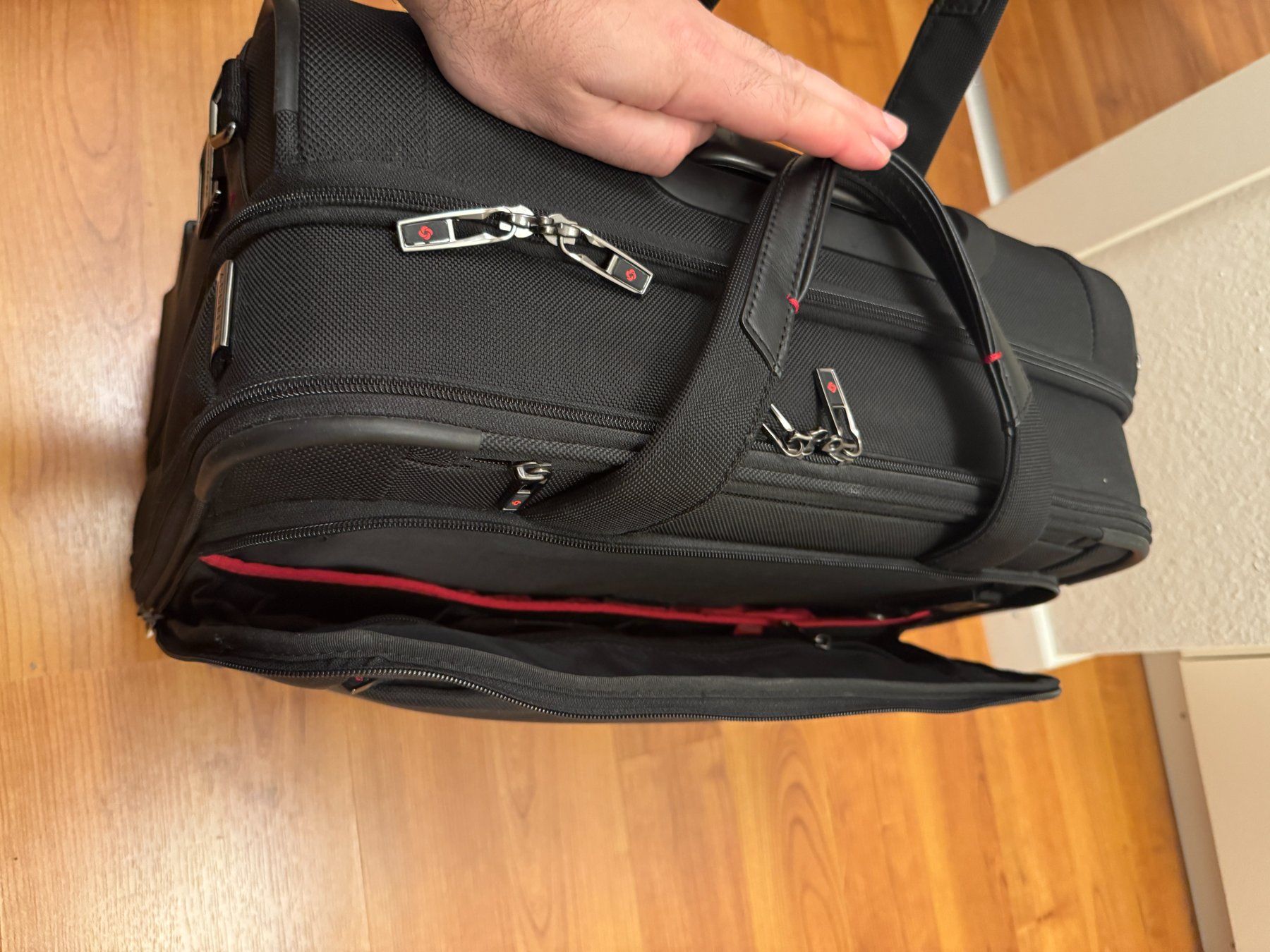 Samsonite Valigie: Samsonite PRO-DLX 5 Laptop Briefcase with Wheels – Usato da Brugg AG venduto da orvel 4