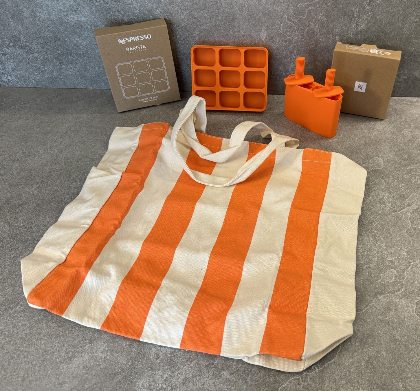 Teglie da forno: NESPRESSO Set: Clacé-Form + Eiswürfel-Form + Tasche ... – Nuovo e nell'imballaggio originale da Chur venduto da Papageibarsch77 3