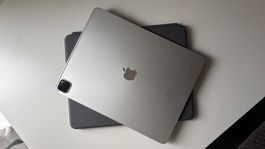 iPad Pro 12,9" (5. Gen) inkl. Logitech Tastatur & Folie