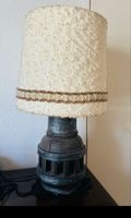 Tischlampe aus altem Wagenrad mit Stoffschirm rustikal