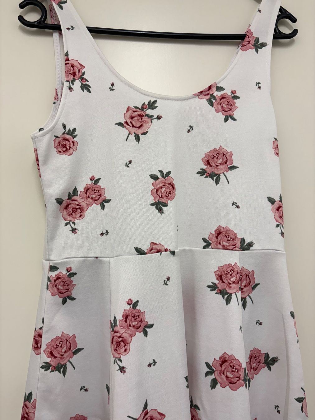 Kleider: Kleid weiss mit Rosenmuster Grösse M – Gebraucht aus Basel von Tierschutz-Flohmi 1