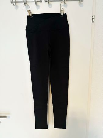 Schwarze V-Shape Leggings, Grösse M, hoher Bund - neuwertig!