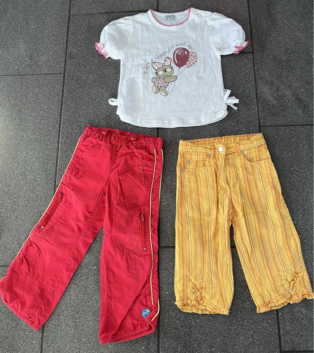 Kleiderpakete & -sets: 1 T-Shirt & 2 Hosen Gr. 98 – Gebraucht aus Hünenberg See von spartakus02