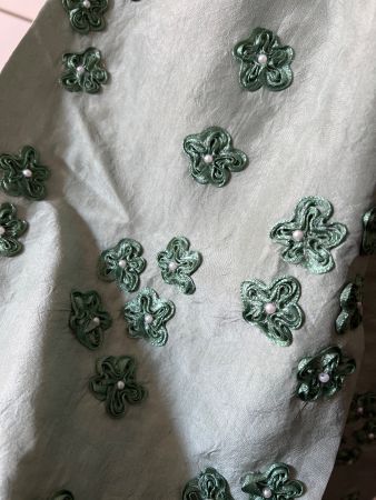 Exclusiver Schal, Haute couture Stoff, aufgenähte Blumen