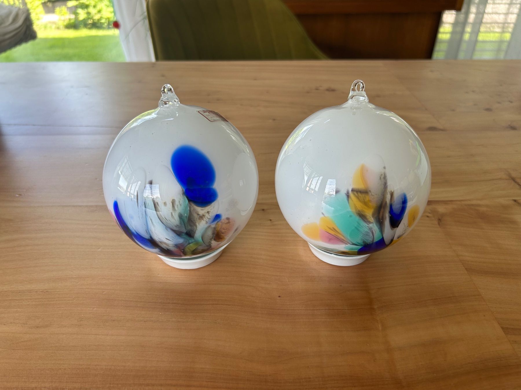 Tutte le decorazioni: 2 Glas Kugeln Handgeblasen Weiss/Bunt – Usato da Kaltbrunn venduto da lagone1