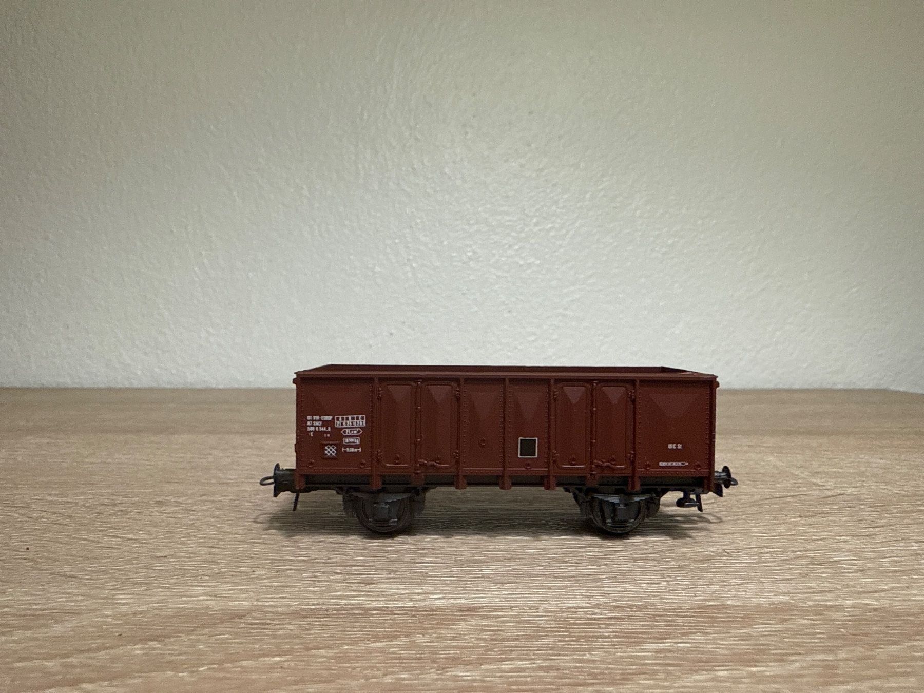 Roco Modellini di ferrovie: Roco Güterwagen SNCF H0 (100) – Usato da St-Aubin-Sauges venduto da Lo_Go