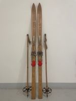 Ski (K 19), Holzski von ca. 1960 mit Stöcken
