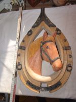 Pferdekopf aus einem Stück Holz geschnitzt