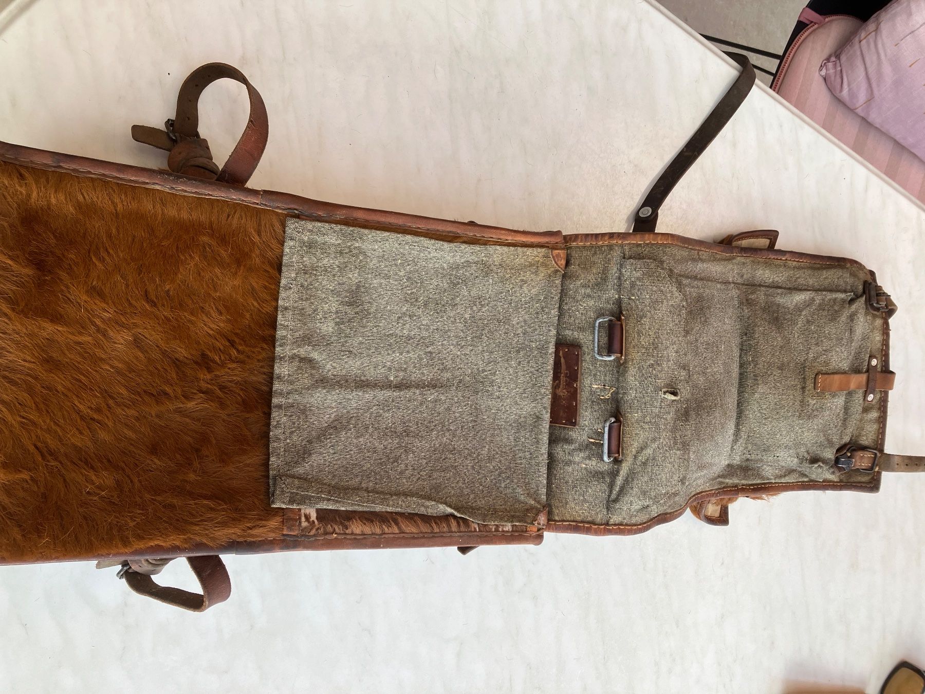 Zaini: Schweizer Ordonnanz Rucksack "Haaraff" Fell Leder – Usato da Rüegsauschachen venduto da limek 2