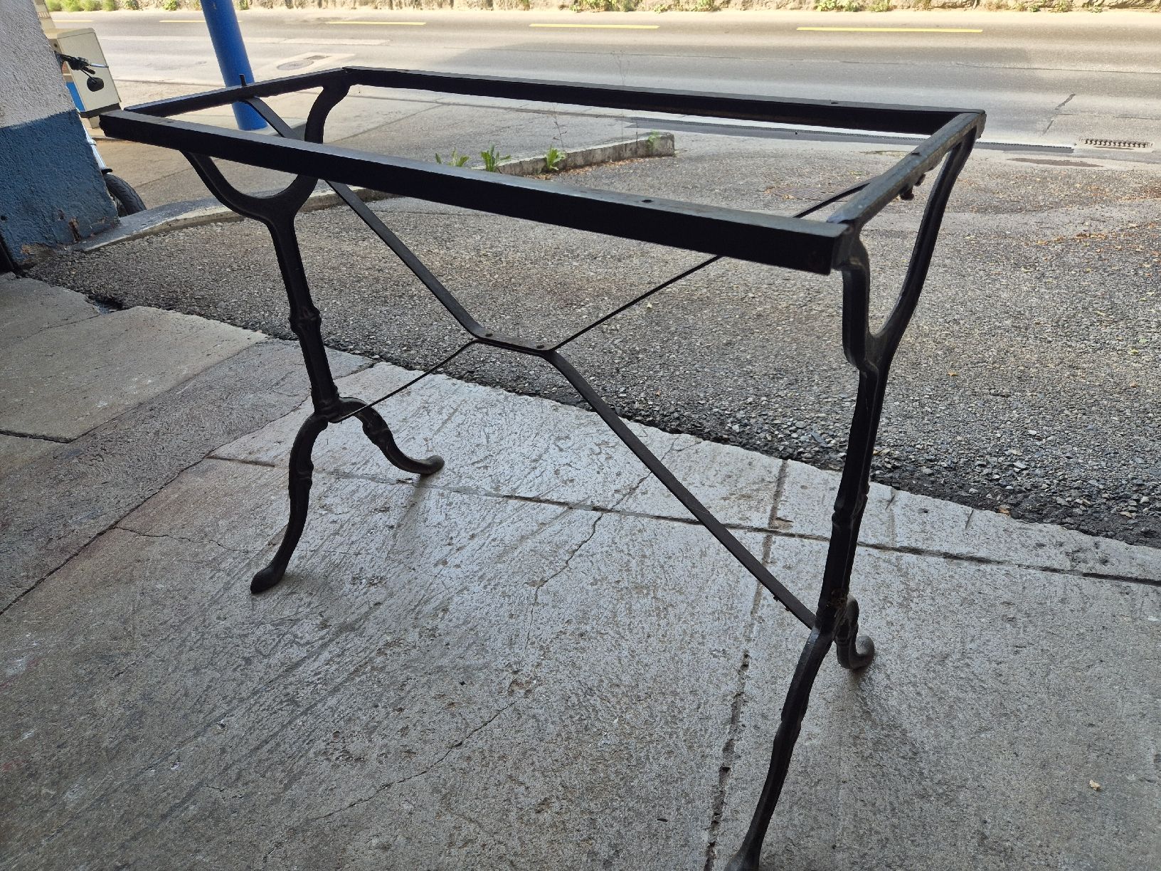 Sonstiges antikes Mobiliar: Pied de table ancien en fer  – Gebraucht aus Le Locle von CHEGUA