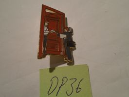 1Briefträger an Haustüre Hell Pin(DP36