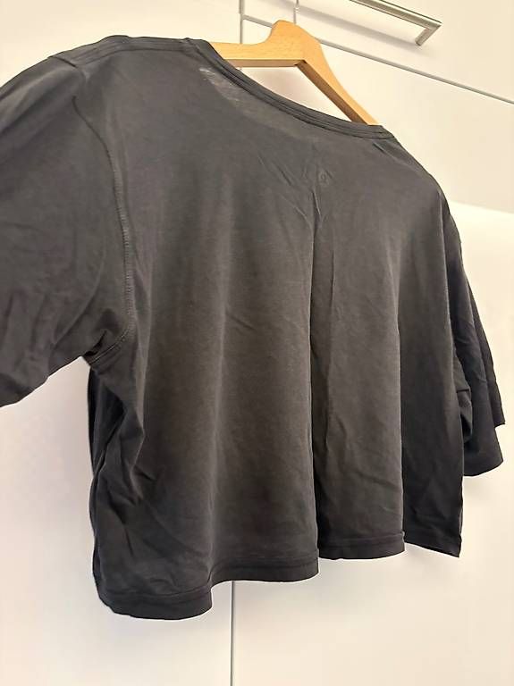 Lululemon T-shirt: Lululemon Cropped Shirt – Usato da Zürich venduto da sho_9b69 1
