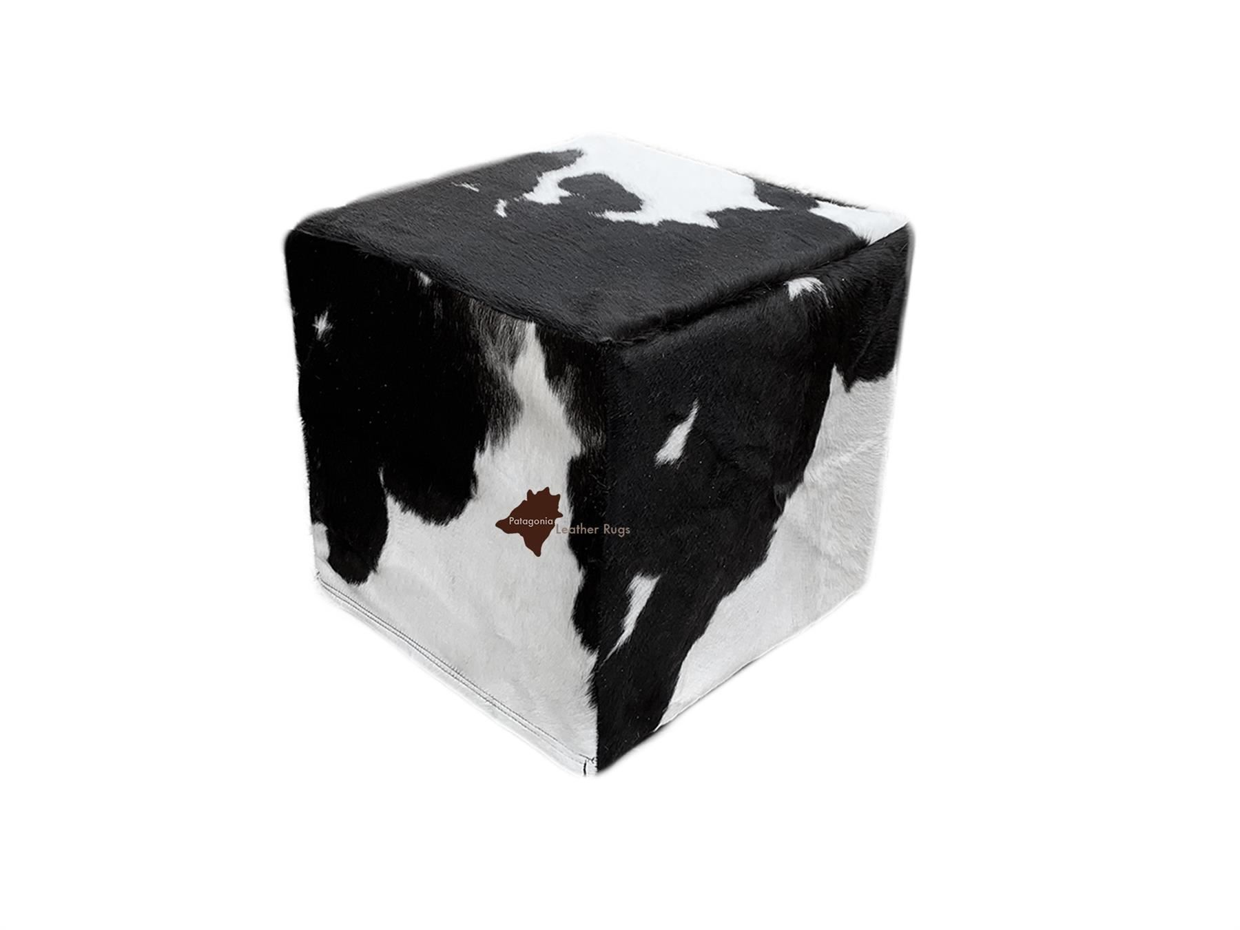 Sgabelli: Kuhfell Hocker Black/White – Nuovo e nell'imballaggio originale da Arbedo venduto da patagonialeatherrugs