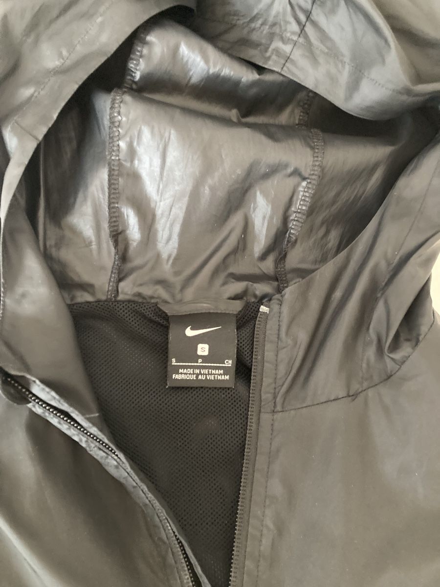 Nike Giacche: Nike light sports rain jacket  – Usato da Bottmingen venduto da Poppyfields 3