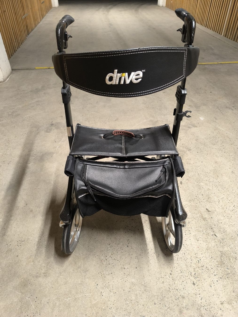 Ausili per la deambulazione: Rollator aus Carbon – Difettoso da Allschwil venduto da BezoBezo 3