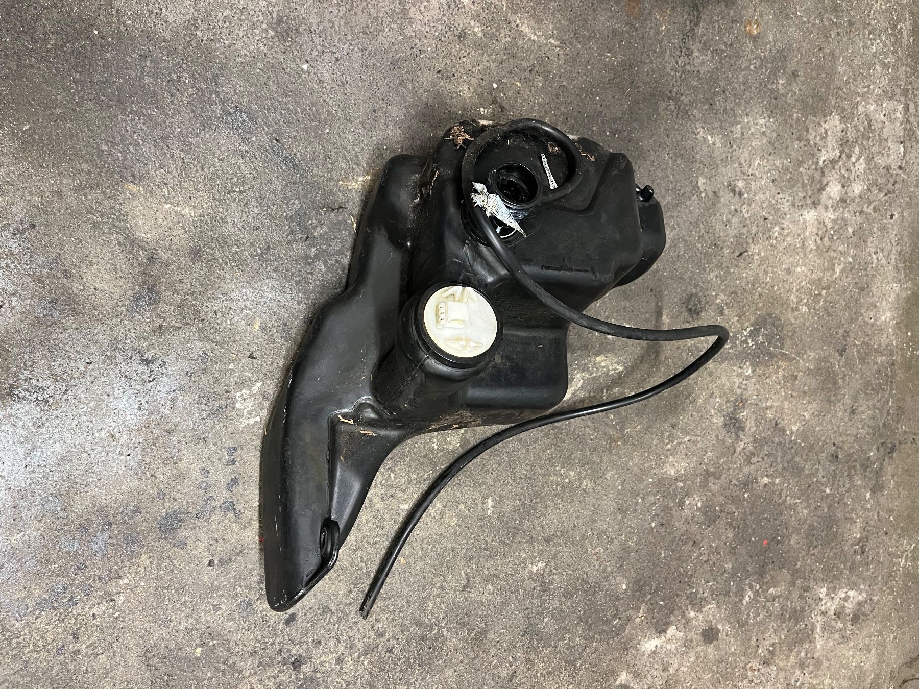 Piaggio Tutti i ricambio per moto: Piaggio fly Tank – Usato da Bonstetten venduto da Civic_09