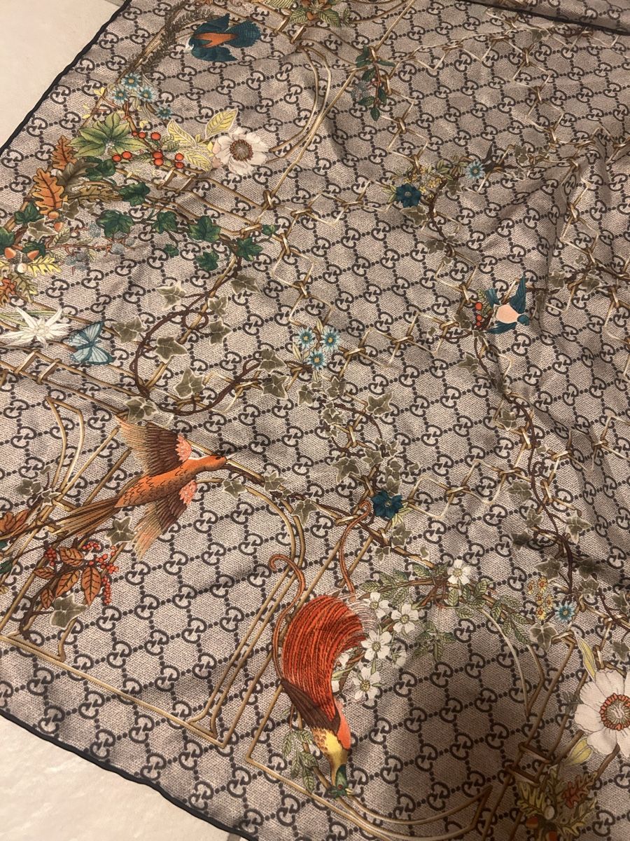 Gucci Foulard & Sciarpe: Gucci Seidentuch mit Blumenmuster, neu! – Nuovo (secondo la descrizione) da Zürich venduto da Elizabeth_2652 4