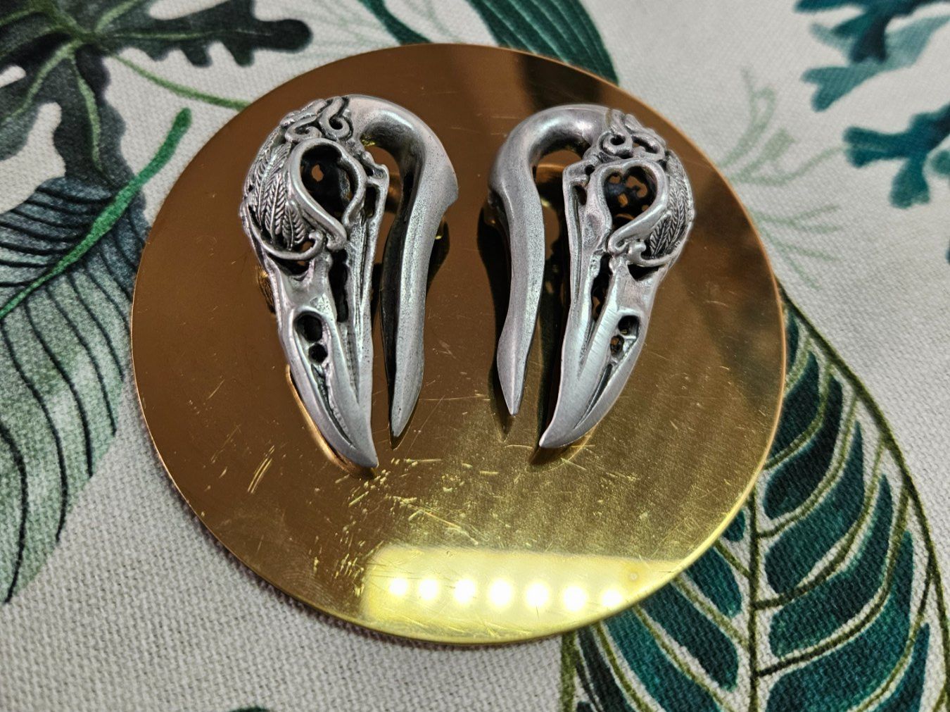 Orecchini pendenti & Orecchini a lobo: Schmuck Ohrhänger Raben Schädel Gothic Plug Silber Look – Usato da Zürich venduto da SkullLady88