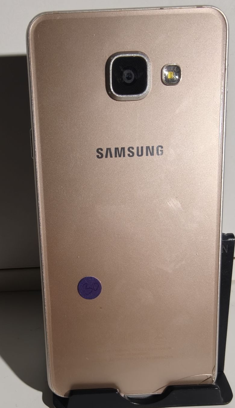Samsung Portables: Samsung Galaxy A3 2016 Gold Gebraucht – D'occasion à La Tour de Peilz par Dejobokin