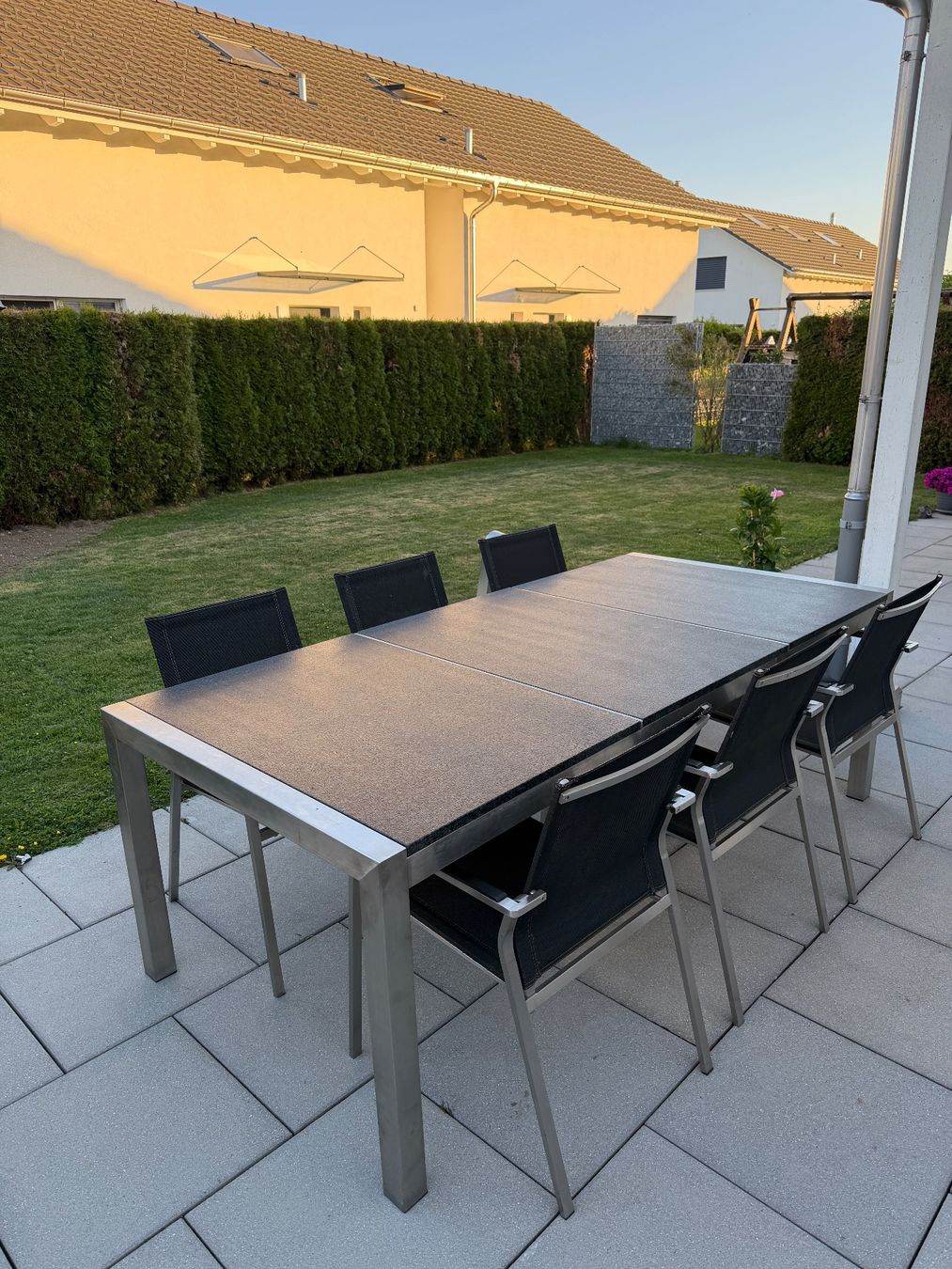 Tavoli: Granit Gartentisch mit Chromstahlgestell und Gartenstühle – Usato da Felben wellhausen venduto da To.el