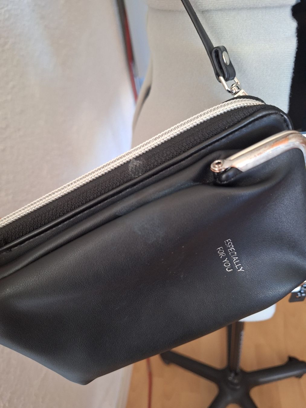 Sacs femmes: Umhängetasche mit Sonnenbrillenfach – D'occasion à Teufenthal AG par boebe071 4