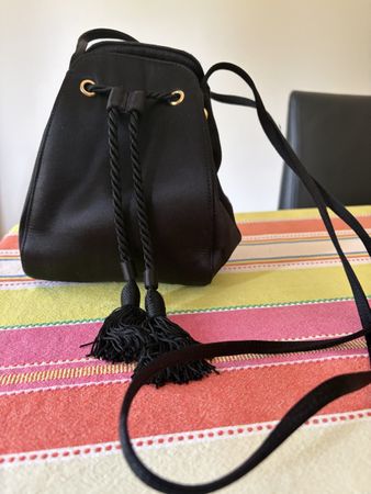 Barneys New York Abendtasche aus schwarzem Satin mit Quaste