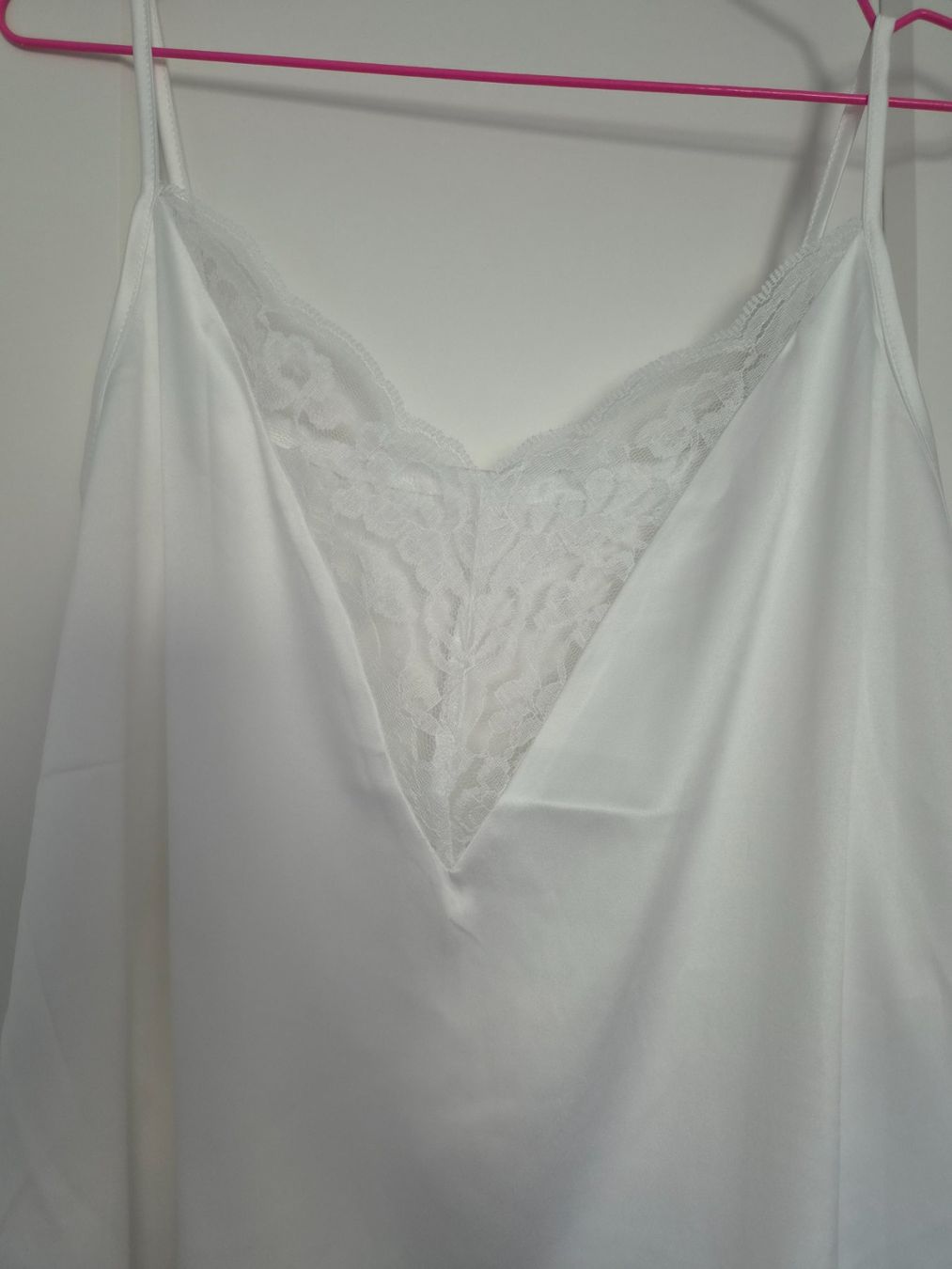 Top: Débardeur blanc satin avec dentelles – Nuovo (secondo la descrizione) da Lausanne venduto da leroyaumedereven 1