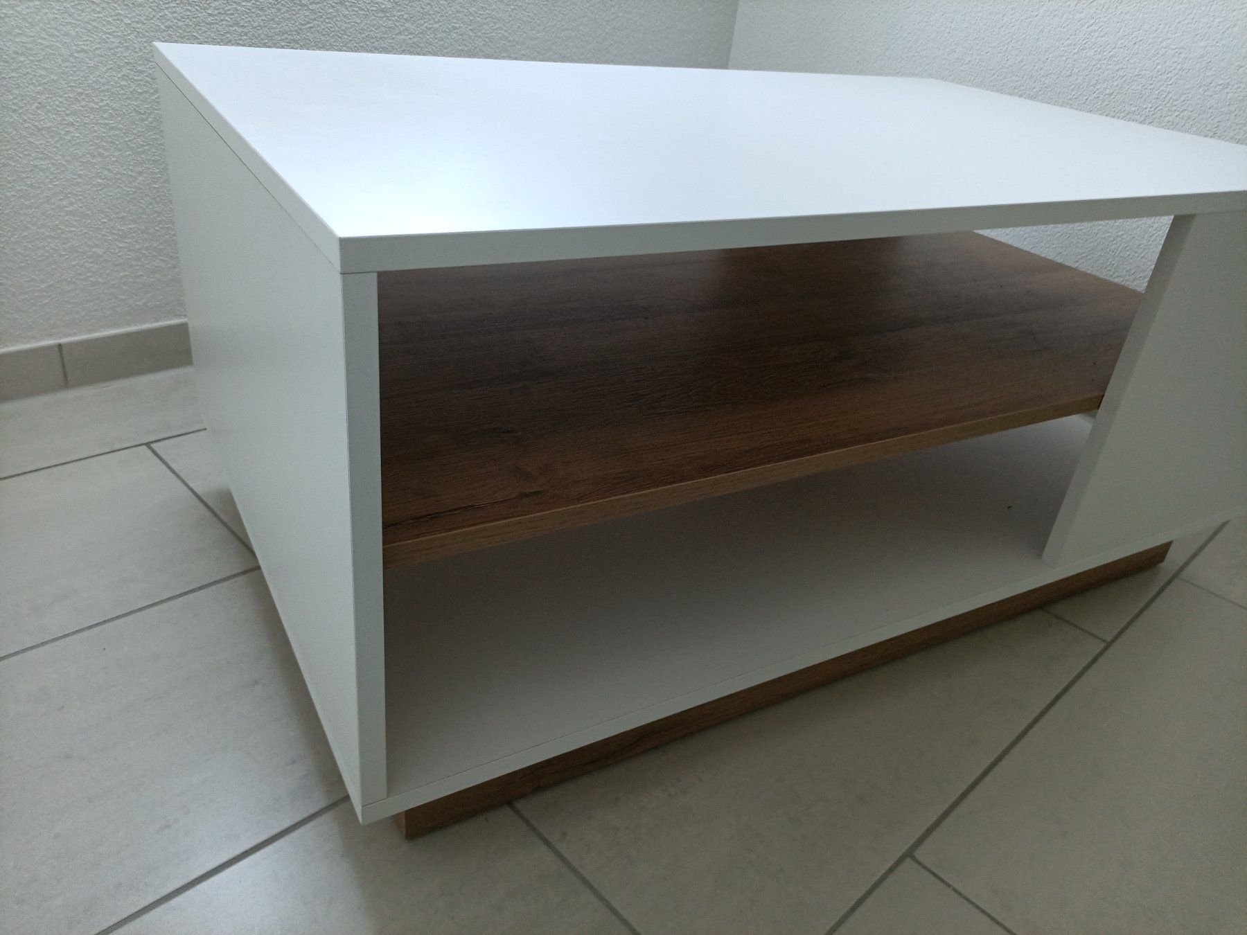 Tavoli: Weisses Couchtischli mit Ablage (Sofatisch) – Usato da Illnau venduto da steve291097 1