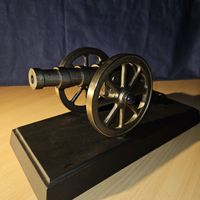 Dekorative Kanone auf Sockel, Metallguss 25cm