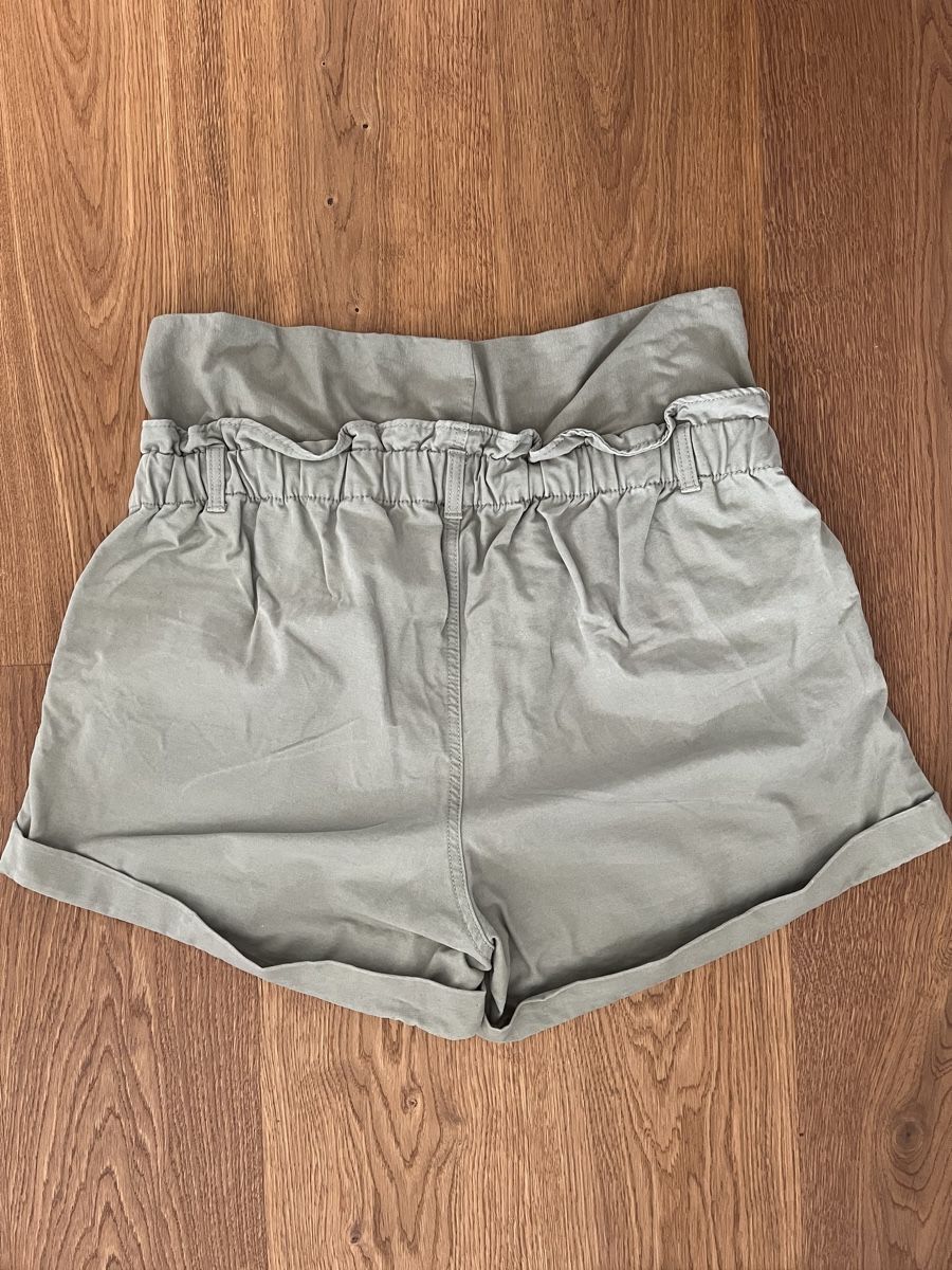 H&M Pantaloni: Grüne Umstandsshorts H&M / Short de grossesse vert - XL – Nuovo (secondo la descrizione) da Thalwil venduto da Salome89CH 1
