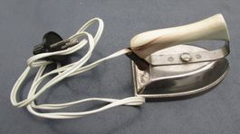Altes Bügeleisen, elektrisch - ca. Ende 1940er Jahre