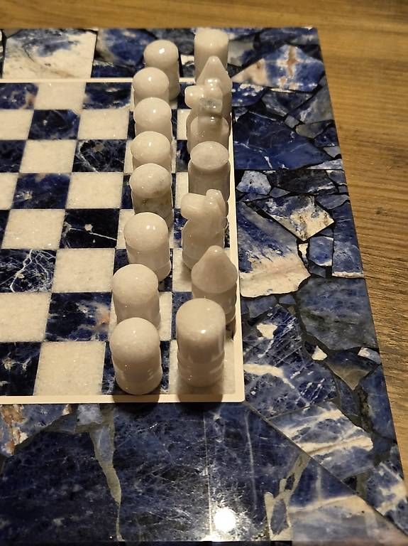 Giochi: Schachbrett aus Stein mit Figuren aus Stein – Usato da Tamins venduto da Pludan 2