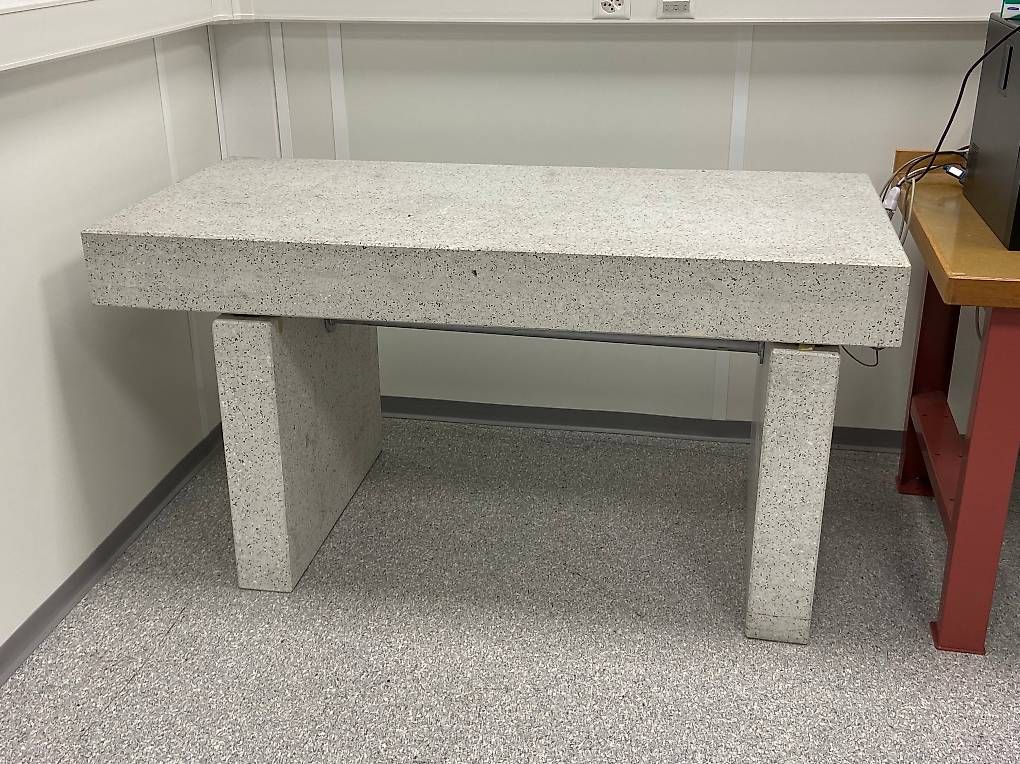Tavoli: Sehr massiver Steintisch / Granittisch – Usato da Schötz venduto da Willibandi
