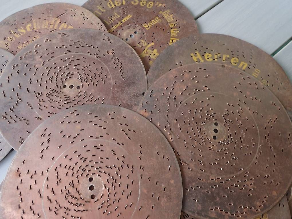 Piatti di portata: Alte Antike Polyphon  Platten / Lochplatten – Usato da Reinach BL venduto da Glockenblumen 3