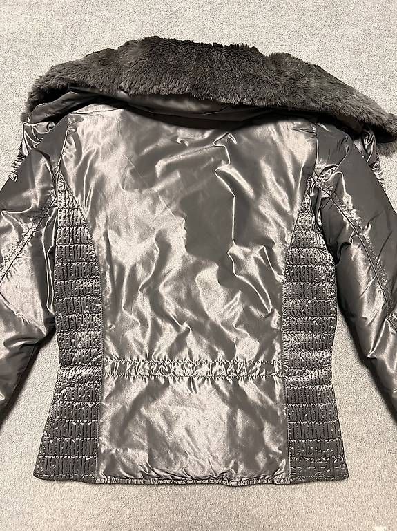 Calvin Klein Jacken: Calvin Klein Winterjacke mit Pelz M – Gebraucht aus Sargans von jenabek 1