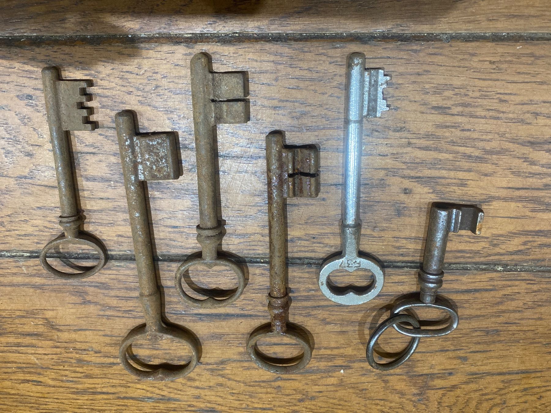 Chiavi: Lot clé clef ancienne 6-12cm FF – Usato da Lajoux JU venduto da Briard0 1