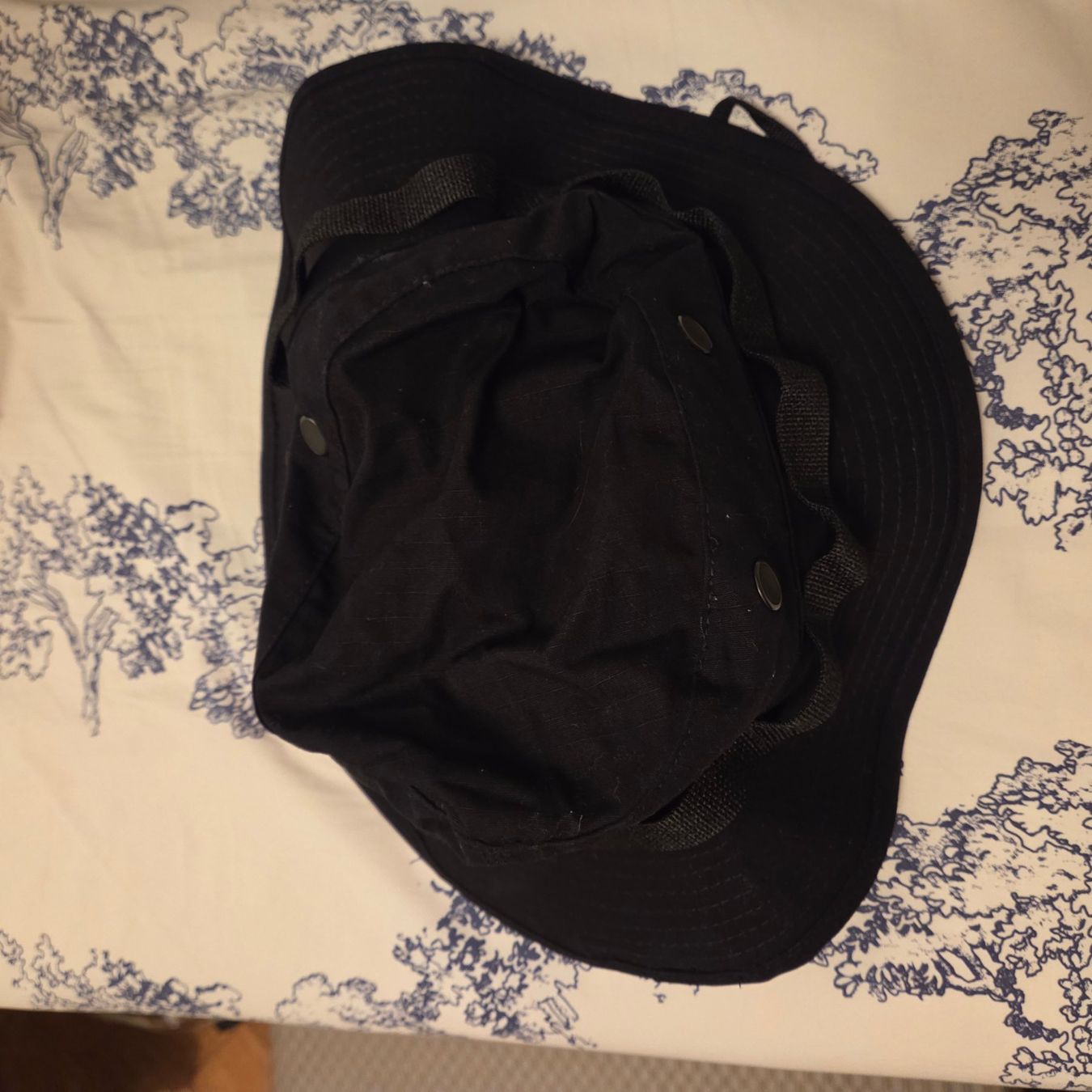 Hüte, Mützen & Caps: Chapeau noir – Gebraucht aus Conches von mrp_qpt5 1