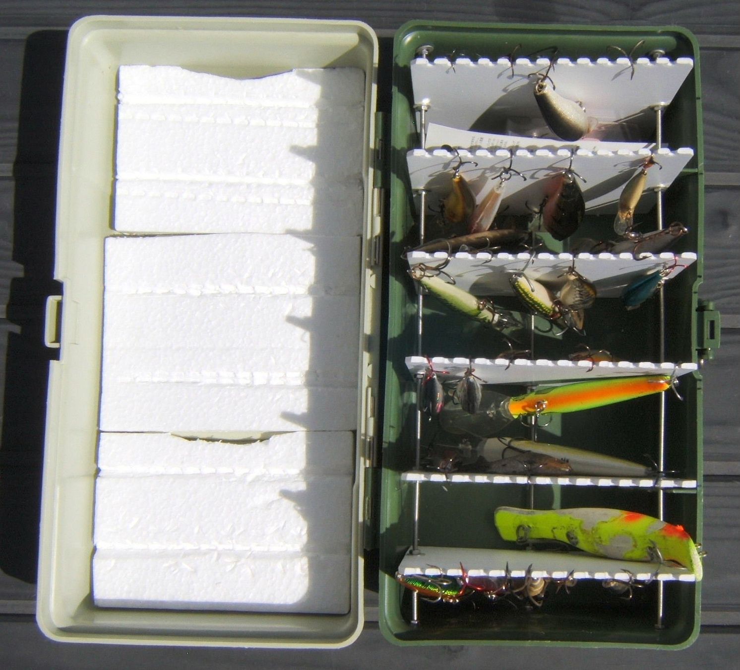 Esche: FISCHEREI-BOX MIT ÜBER 30 WOBBLER – Usato da Brunnen venduto da Nonne04 3