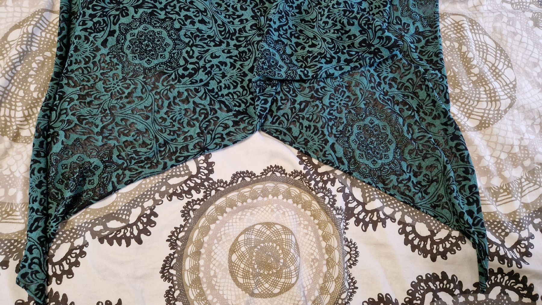 Foulard & Sciarpe: schwarz-grün gemusterter Schal – Usato da Oberengstringen venduto da Sheera7 4