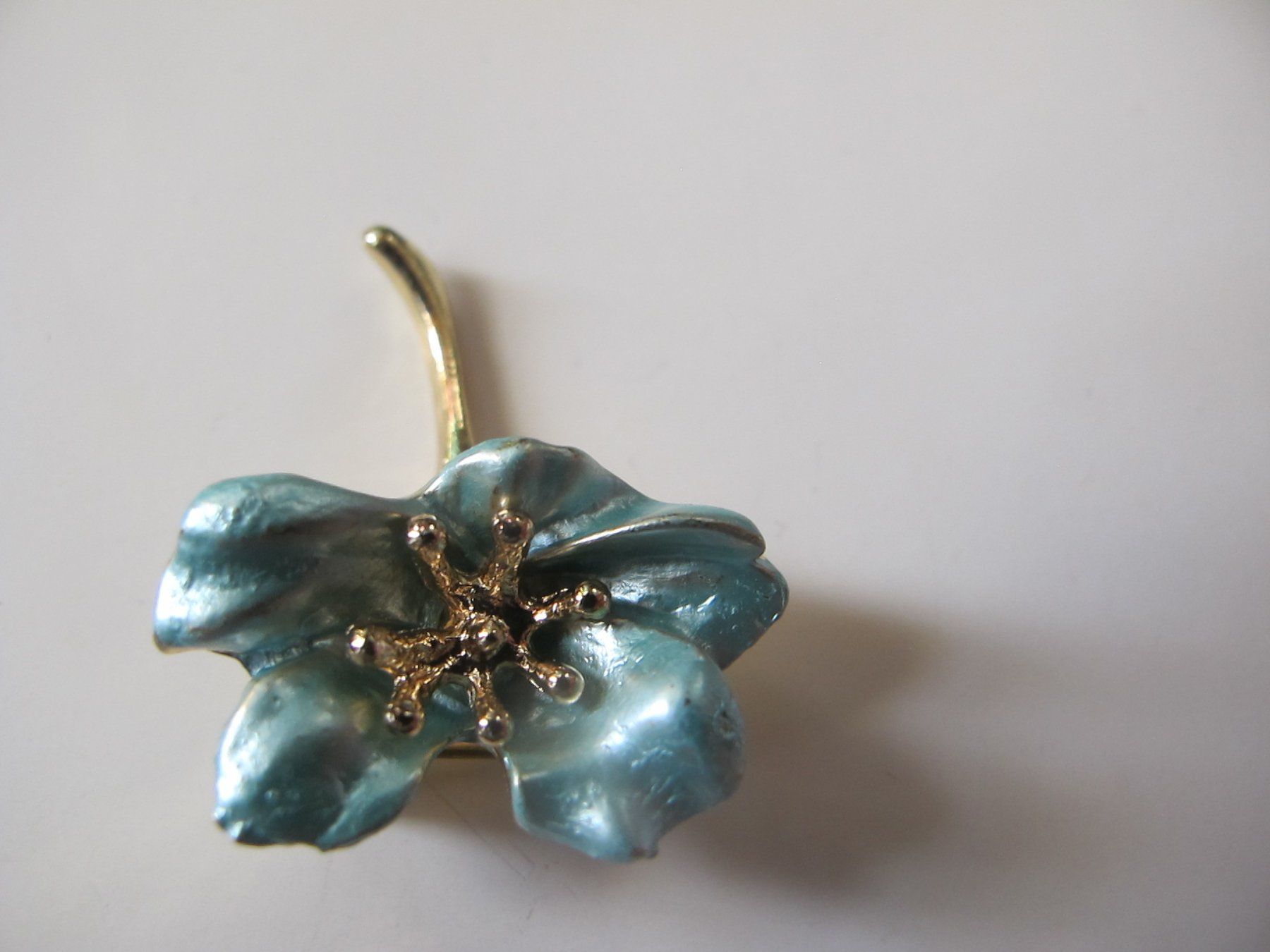 Broches & Aiguilles: Hübsche Brosche Blume türkis goldfarben – Neuf (Voir description) à Löhningen par Chimae67 2