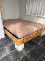 Bett aus Massivholz mit Betonfüssen gebrauchter Zustand