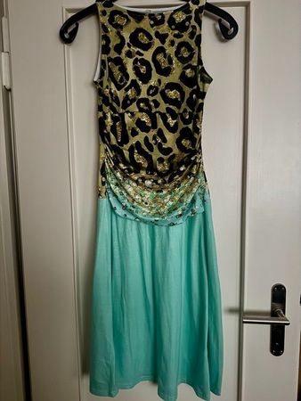Kleid mit Leopardenmuster und türkisem Rock