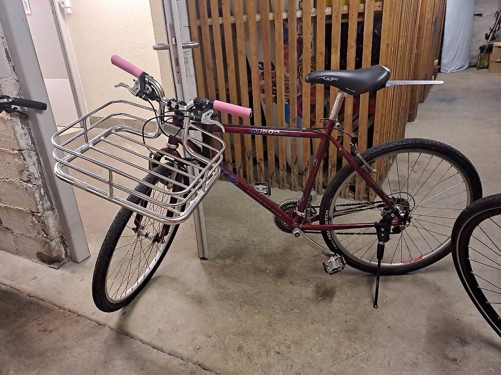 Velos: Fahrrad mit Korb – Gebraucht aus Bern von AZRA017
