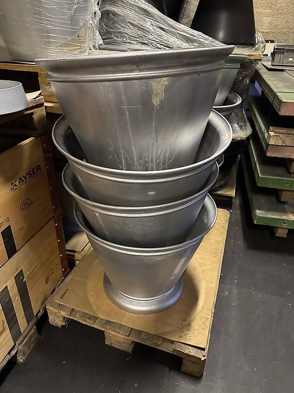 Vasi per fiori: Aluminium Blumentopf  – Nuovo e nell'imballaggio originale da Grenchen venduto da Berti672 4