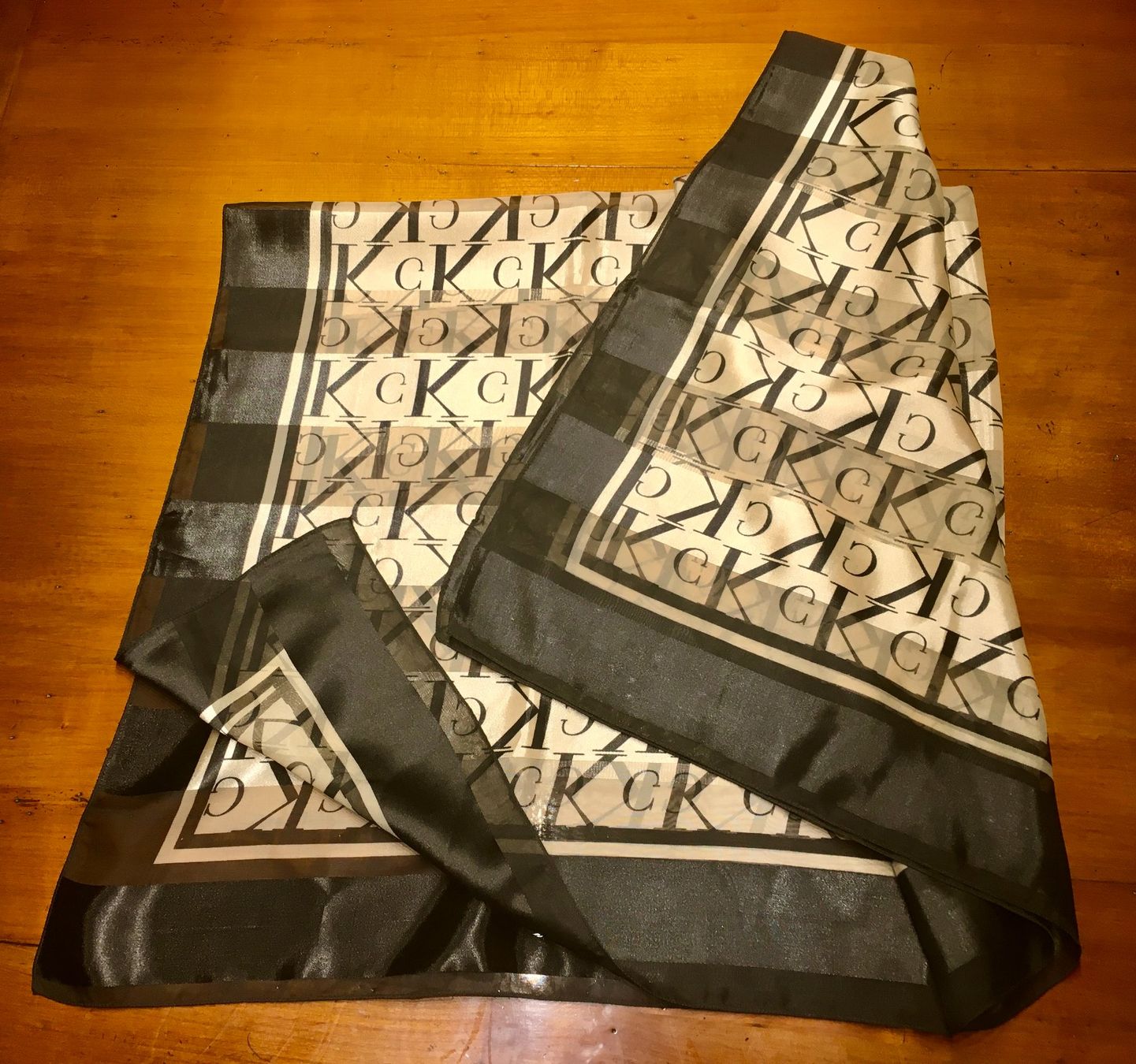 Calvin Klein Foulard & Sciarpe: Foulard Calvin Klein. 103 x 96 cm – Usato da Chêne-Bougeries venduto da Vintage-Era